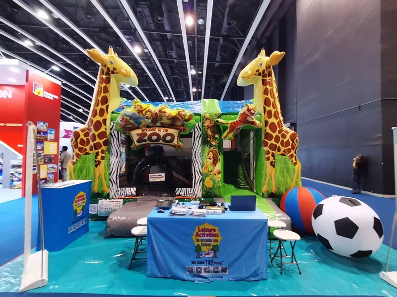Leisure Activities® bringt den Zoo mit einer atemberaubenden 4 m großen aufblasbaren Hüpfburg zur IAAPA EXPO ASIA Leisure Activities® bringt den Zoo mit einer atemberaubenden 4 m großen aufblasbaren Hüpfburg zur IAAPA EXPO ASIA